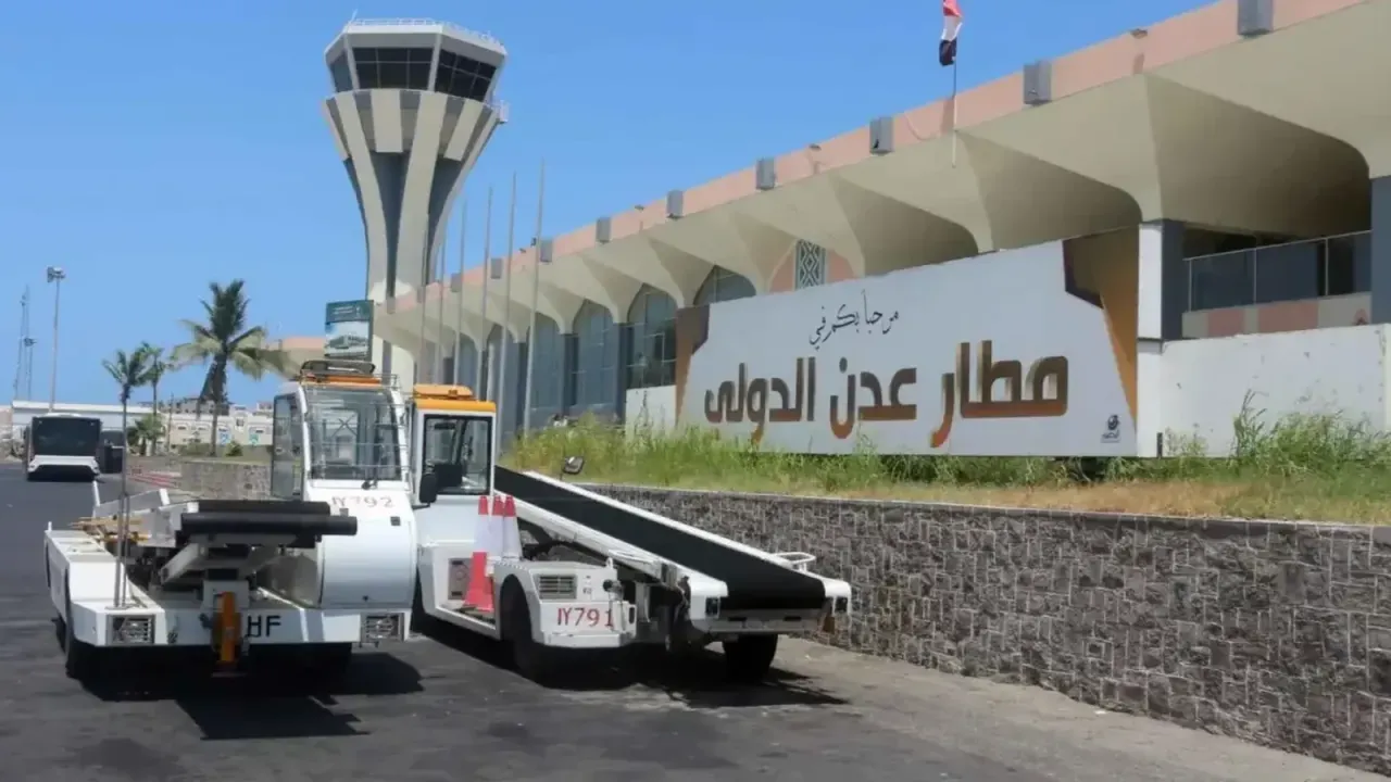 الحوثيون يدعون إلى إخلاء مطار عدن فورا وصاروخ يسقط داخل محيطه