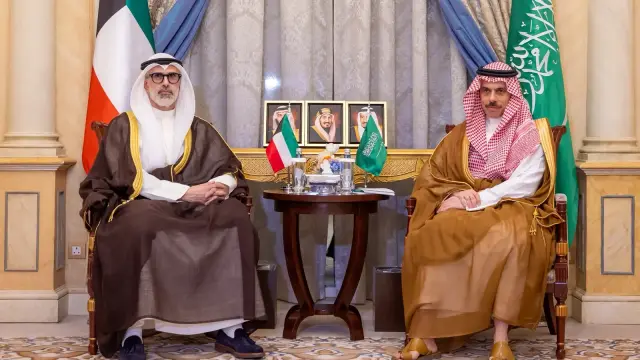 وزير خارجية الكويت يبحث مع فيصل بن فرحان في الرياض خفض التصعيد ويؤكد التضامن مع المملكة